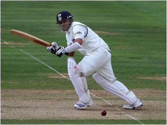 सचिन तेंडुलकर : भारताचा माजी फलंदाज सचिन तेंडुलकर, ज्याला 'लॉर्ड ऑफ क्रिकेट' म्हणून ओळखले जाते, त्याच्या नावावर कसोटी क्रिकेटमध्ये सर्वाधिक धावा आहेत. सचिनच्या 200 टेस्टमध्ये 53.78 च्या सरासरीने 15921 धावा आहेत. या दरम्यान, त्याच्या बॅटने 51 शतके आणि 68 अर्धशतके केली आहेत.