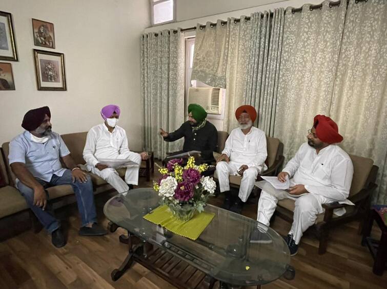 Punjab Congress: Meeting with 3 executive heads at Pargat Singh's house, including Navjot Singh Sidhu Punjab Congress Crisis: ਮੁੜ ਇੱਕਠਾ ਹੋਇਆ ਕੈਪਟਨ ਵਿਰੋਧੀ ਖੇਮਾ, ਪ੍ਰਗਟ ਸਿੰਘ ਦੇ ਘਰ ਮੀਟਿੰਗ 'ਚ ਸਿੱਧੂ ਵੀ ਮੌਜੂਦ