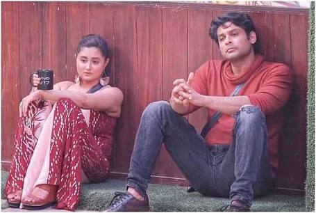 एक के बाद एक रश्मि ने कई तस्वीरें शेयर की हैं जो बिग बॉस के घर की हैं दोनों ने घर में कई खट्टी मीठी यादें बनाई और इनके साथ दर्शक भी ऐसे जुड़े कि ऐसा लगता है जैसे कल की ही बात हो. (फोटो – सोशल मीडिया)