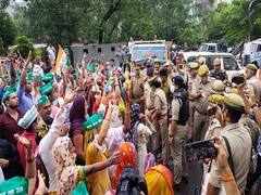 Noida News: प्राधिकरण के खिलाफ प्रदर्शन करने जा रहे किसानों की पुलिस से झड़प, जानें पूरा मामला