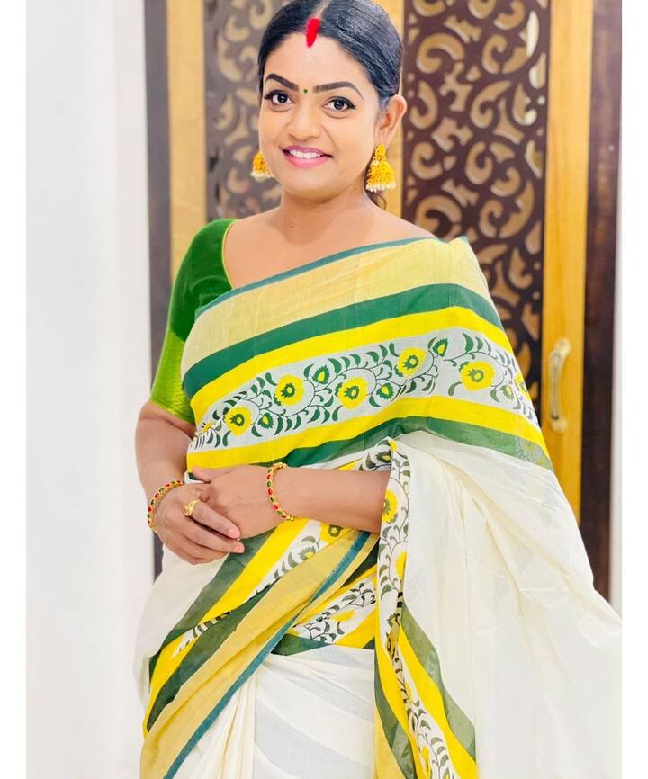 పసుపు పూల అంచున్న తెల్లచీరలో మెరిసిపోతున్న కార్తీకదీపం హీరోయిన్