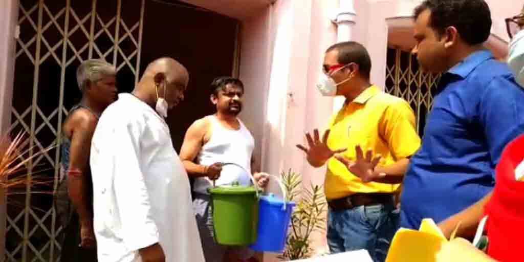 Purulia Municipality Mission Nirmal Bangla project distributed buckets from house to house Purulia: মিশন নির্মল বাংলা প্রকল্পে বাড়ি বাড়ি বালতি বিলি পুরুলিয়া পৌরসভার