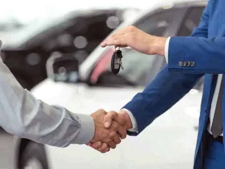 Car Buying Tips: If you go to buy a car, then definitely ask these 5 questions Car Buying Tips: कार खरीदने जाएं तो जरूर पूछें ये 5 सवाल, बेस्ट डील हासिल करना होगा आसान