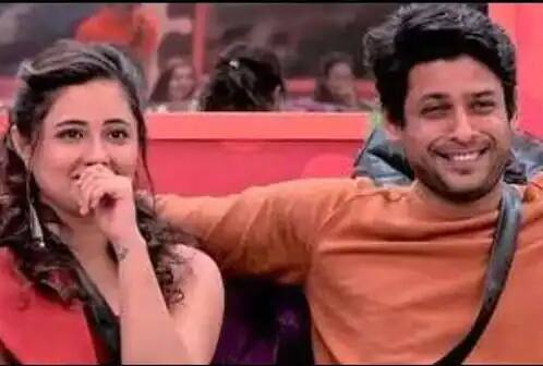 सिद्धार्थ आणि रश्मीचं नातं खूप खास असं राहिलं होतं. दोघांची मैत्री आणि भांडणं नेहमीच चर्चेत राहिली.     रश्मी देसाई आणि सिद्धार्थ शुक्ला यांनी  दिल से दिल तक मालिकेत सोबत काम केलं होतं.