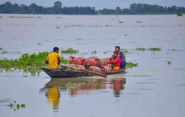 Assam Floods: असम में बाढ़ के बाद 21 जिलों के 5 लाख लोग प्रभावित, पानी से जूझ रहे हैं 1230 गांव