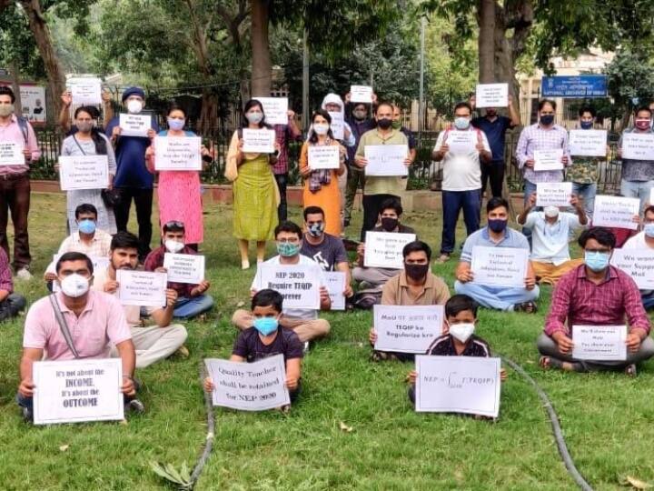 Crisis on job of young teachers of government engineering colleges protest in Delhi ANN आईआईटी-एनआईटी से निकल कर पिछड़े इंजीनियरिंग कॉलेजों को चमकाने में लगे शिक्षकों की नौकरी पर संकट, दिल्ली में धरना देने को मजबूर