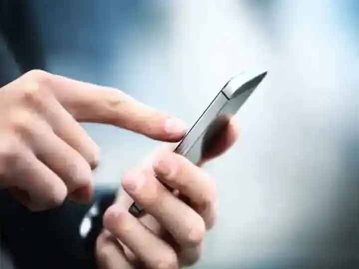 Smartphone Tips Hackers have an eye on your phone, if you see these signs then get alert Smartphone Tips: आपके फोन पर है हैकर्स की नजर, अगर ये संकेत दिखें तो हो जाएं अलर्ट