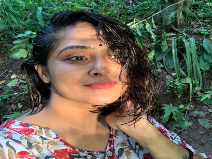 ஆடிக்கு பின்னாலே காவேரி தாங்காது ஆளான பின்னாலே அல்லி பூ மூடாது