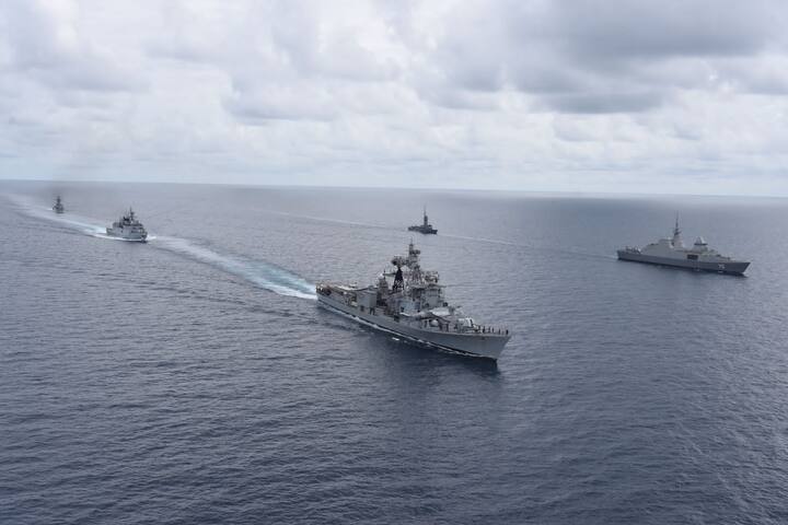 భారతదేశం, సింగపూర్ మధ్య జరిగే మారిటైమ్ ద్వైపాక్షిక విన్యాసాలు (SIMBEX) శనివారం నాడు అట్టహాసంగా ముగిశాయి. ఈ నెల 2న ప్రారంభమైన సింబెక్స్ విన్యాసాలు నేటితో పూర్తయ్యాయి. భారత్, సింగపూర్ నౌకా దళాలు సంయుక్తంగా ఈ విన్యాసాలు చేపట్టాయి.