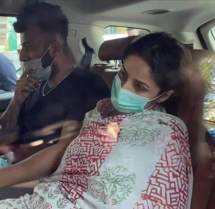 इस दौरान शहनाज गिल काफी दुखी नजर आईं.