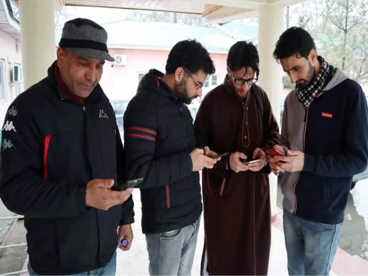 Jammu Kashmir News: कश्मीर में मोबाइल टेलीफोन, फिक्स लाइन इंटरनेट सेवाएं बहाल, हुर्रियत के नेता गिलानी की मौत के बाद बंद हुई थी सर्विस