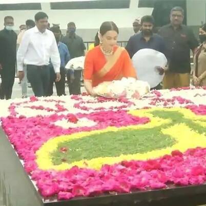 गळ्यात नेकलेस देखील घातले होते. यामध्ये कंगनाचा हटके अंदाज दिसून येत आहे