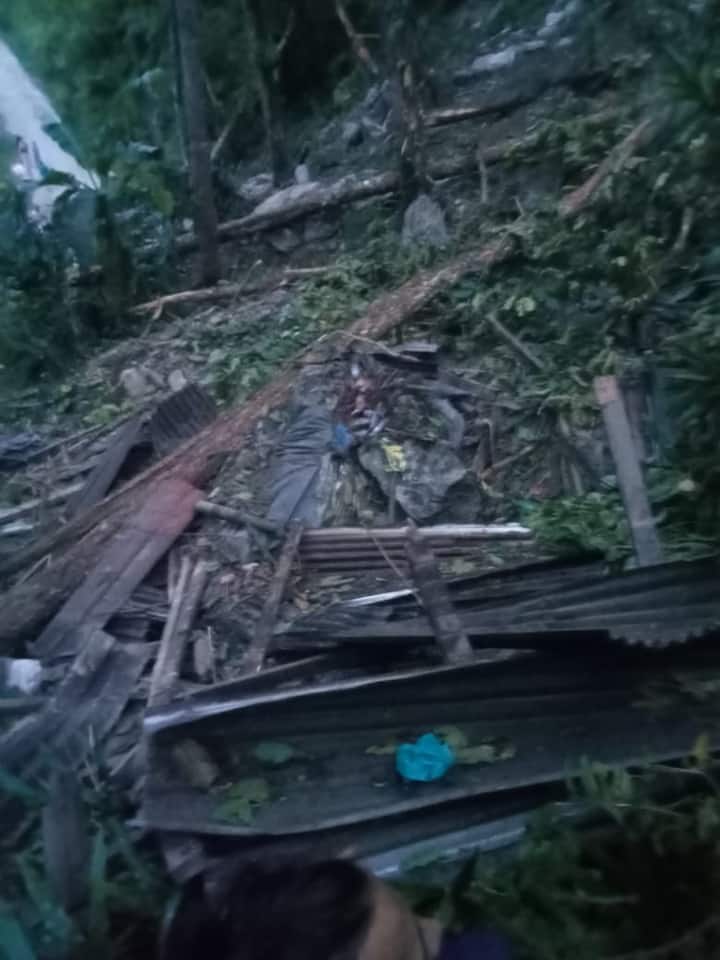 এর আগে, গতকাল সকালে কালিম্পঙের ২৯ মাইল এলাকাতেও ধস নামে।
