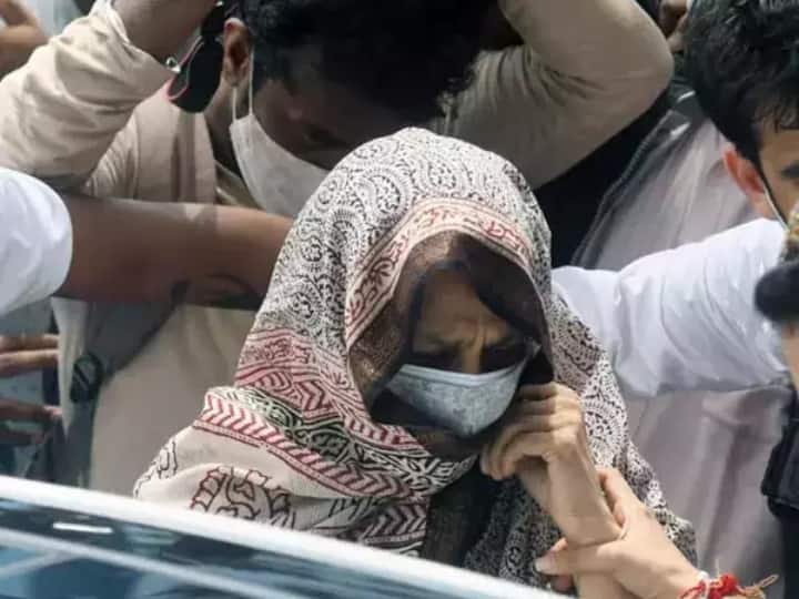 रीता अपने बेटे की जुदाई का दर्द सह ना सकीं. उनकी आंखों से आंसू छलक रहे थे.