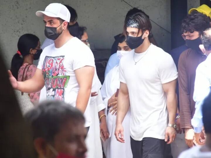 सिद्धार्थ की अंतिम यात्रा में एली गोनी सहित कई सेलेब्स शामिल हुए.