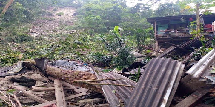 গতকাল রাত সাড়ে ৩টে নাগাদ পেডং বাজার থেকে ১৫ কিলোমিটার দূরে কাটারে এলাকাতে ধস নামে।