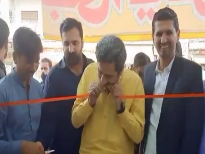 மொக்க கத்திரிக்கோலா இருக்கே.. பற்களால் ரிப்பனை வெட்டிய அமைச்சர் - வைரலாகும் வீடியோ Pakistan minister cuts ribbon with teeth video viral on social network மொக்க கத்திரிக்கோலா இருக்கே.. பற்களால் ரிப்பனை வெட்டிய அமைச்சர் - வைரலாகும் வீடியோ