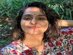 Actress Ramya Nambeesan pics | என் வீட்டு தோட்டத்தில் பூவெல்லாம் கேட்டுப்பார் - ரம்யா நம்பீசன் போட்டோஷூட்