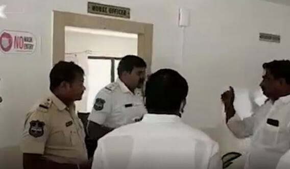 శంషాబాద్ లో కౌన్సిలర్ Vs  ట్రాఫిక్ ఇన్స్పెక్టర్.. ఒకరిపై ఒకరు ఫిర్యాదు