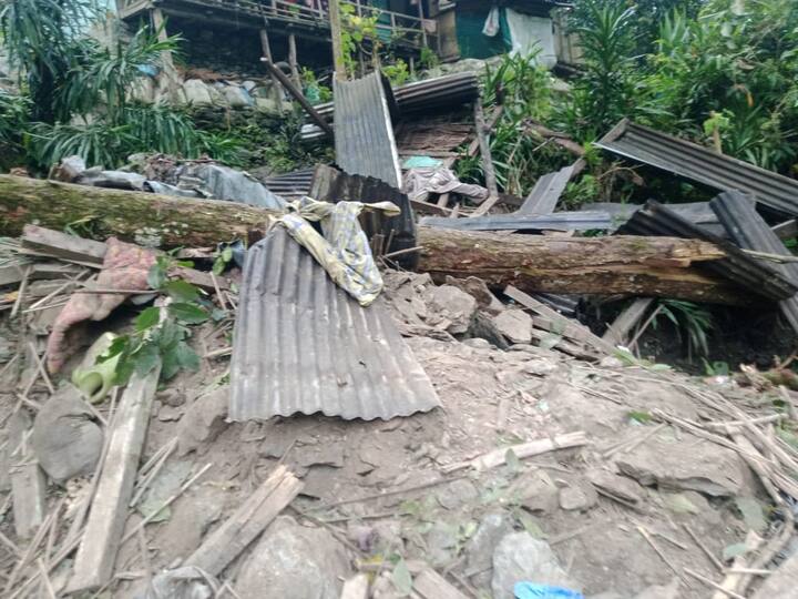 পূর্ত দফতর ও বর্ডার রোড অর্গানাইজেশনের চেষ্টায় ঘণ্টা চারেক পর রাস্তার একাংশ পরিষ্কার হয়।