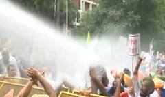 ਅਕਾਲੀ ਦਲ ਸੰਯੁਕਤ ਵੱਲੋਂ ਪ੍ਰਦਰਸ਼ਨ ਦੌਰਾਨ ਬੈਰਗਕੇਡ ਤੋੜਨ ਦੀ ਕੋਸ਼ਿਸ਼, ਪੁਲਿਸ ਵੱਲੋਂ ਛੱਡੀਆਂ ਪਾਣੀ ਦੀਆਂ ਬੌਛਾੜਾ