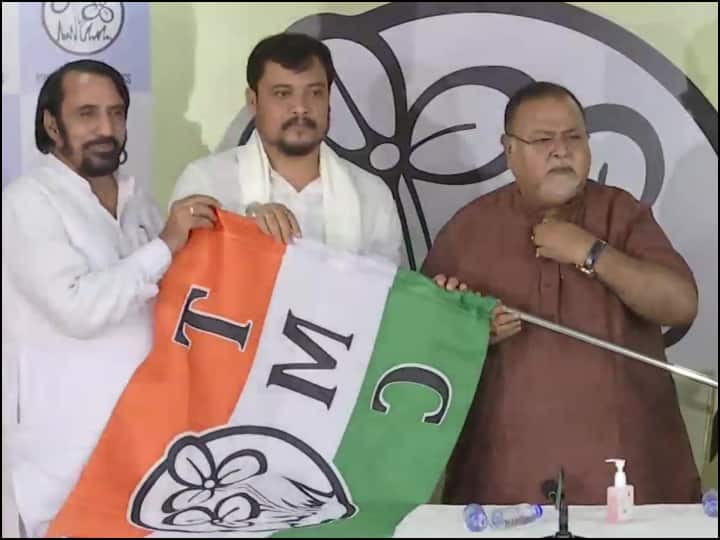West Bengal Politics: BJP MLA from Kaliaganj Soumen Roy joins TMC West Bengal Politics: बीजेपी विधायक सुमन रॉय TMC में हुए शामिल, दोबारा पार्टी ज्वाइन करने की खुद बताई वजह  