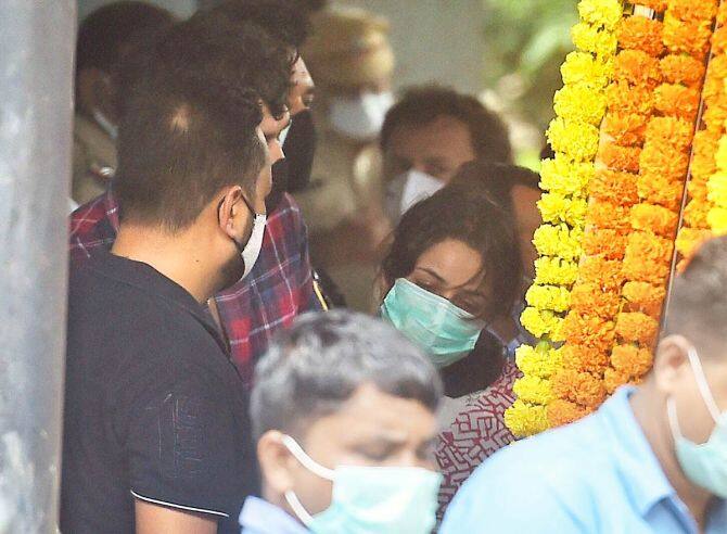 'बिग बॉस 13' के विनर सिद्धार्थ शुक्ला की मौत के बाद से उनकी गर्लफ्रेंड शहनाज गिल की हालत खराब होती जा रही है. उनकी आंखों से लगातार आंसू छलक रहे हैं. शहनाज बीते दिन भारी मन से सिद्धार्थ की अंतिम यात्रा में शामिल हुईं. इस दौरान वह बेहद उदास दिखीं. नीचे की स्लाइड में देखें उनकी कुछ भावुक कर देने वाली तस्वीरें.