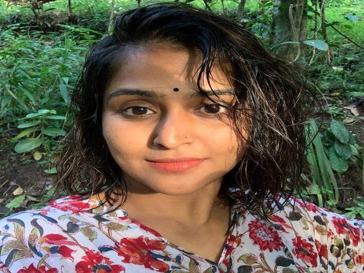 வண்டெல்லாம் சத்தம் போட்டால் பூஞ்சோலை தாங்காது மொட்டுக்கள் சத்தம் போட்டால் வண்டுகே கேட்காது