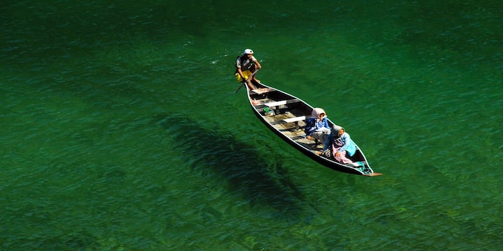 Meghalaya Dawki Lake : মেঘালয়ের নদীর পাশের গ্রামটিও এমনই সুন্দর ও দূষণমুক্ত।