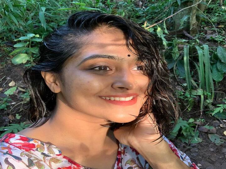 சொல்லுக்கும் தெரியாமல் சொல்லத்தான் வந்தேனே சொல்லுக்குள் அர்த்தம் போல சொல்லாமல் நின்றேனே