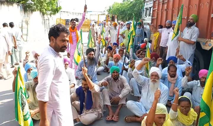 ਦੂਜੇ ਪਾਸੇ ਤਿੰਨ ਖੇਤੀਬਾੜੀ ਕਾਨੂੰਨਾਂ ਨੂੰ ਲੈ ਕੇ ਲਗਾਤਾਰ ਭਾਜਪਾ ਦਾ ਵਿਰੋਧ ਕਰ ਰਹੇ ਕਿਸਾਨ ਅੱਜ ਇਸ ਬੈਠਕ ਦਾ ਪਤਾ ਚਲਦਿਆਂ ਹੀ ਵੱਡੀ ਗਿਣਤੀ 'ਚ ਮੌਕੇ ਤੇ ਪਹੁੰਚੇ, ਪਰ ਪੁਲਿਸ ਵੱਲੋਂ ਬੈਰੀਕੇਡ ਲਗਾ ਕੇ ਇਨ੍ਹਾਂ ਪ੍ਰਦਰਸ਼ਨਕਾਰੀ ਕਿਸਾਨਾਂ ਨੂੰ ਰੋਕ ਲਿਆ ਗਿਆ।