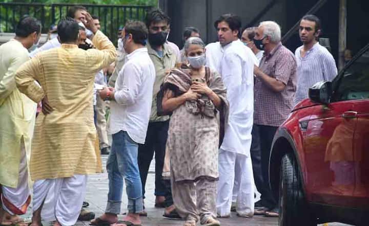 'बिग बॉस 13' के विनर सिद्धार्थ शुक्ला की गुरुवार 2 सितंबर को मौत हो गई. वहीं, शुक्रवार को उनका अंतिम संस्कार किया गया. अंतिम यात्रा के दौरान उनकी गर्लफ्रेंड शहनाज गिल की हालत खराब दिखी. उनकी आंखों से लगातार आंसू छलक रहे हैं. शहनाज बीते दिन भारी मन से सिद्धार्थ की अंतिम यात्रा में शामिल हुईं. वहीं, उनकी मां का भी रो रोकर बुरा हाल था. अंतिम यात्रा में कई सेलेब्स शामिल हुए. नीचे की स्लाइड में देखें सिद्धार्थ की अंतिम यात्रा की कुछ भावुक कर देने वाली तस्वीरें.