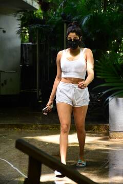 Janhvi Kapoor ने White Gym Wear में रखा मुंबई की सड़कों पर कदम, देखें उनकी शानदार Pictures