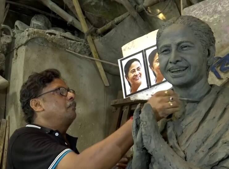 बंगाल: दुर्गा पंडाल में लगेगी ममता बनर्जी की मूर्ति, BJP बोली- सीएम के हाथ निर्दोष बंगालियों के खून से रंगे
