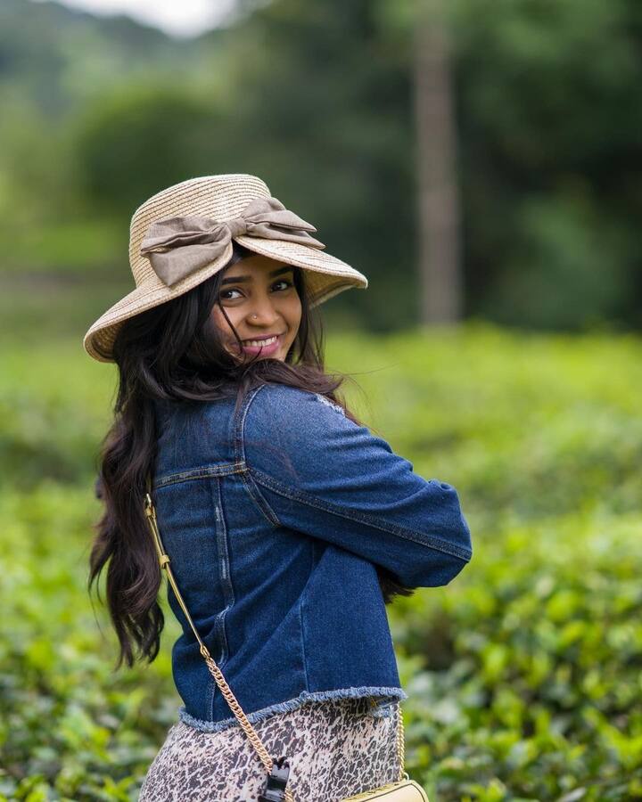 பூவே சிறு பூவே உன்னை போல் வாழ்ந்திடும் வாழ்க்கையே வேண்டுமே