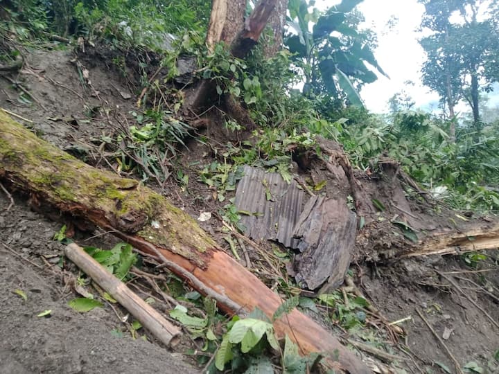 মাটির বাড়ি চাপা পড়ে মৃত্যু হল এক বৃদ্ধের।