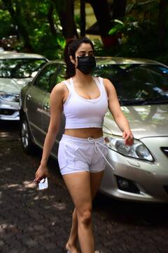 Janhvi Kapoor ने White Gym Wear में रखा मुंबई की सड़कों पर कदम, देखें उनकी शानदार Pictures