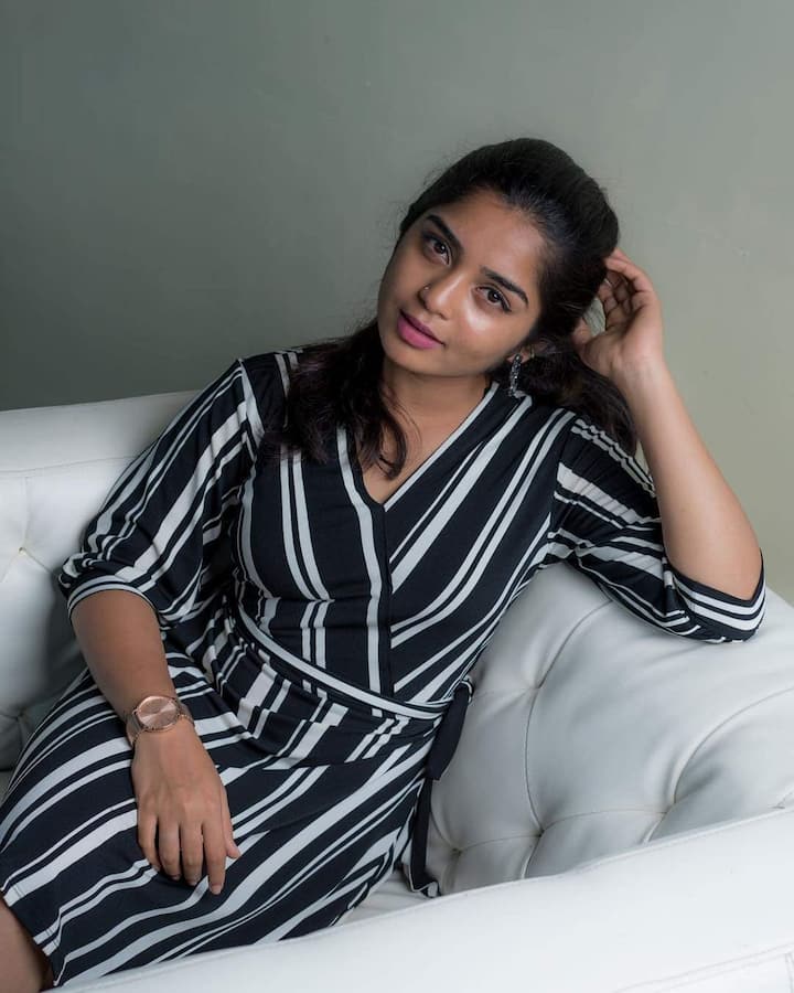 நீ ஓர் நாள் வாழ்வில் உலகை ஆளும் ராணி நீ தானே என்றும் எனக்கு நல்ல தோழி