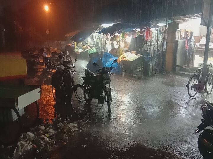 thiruvarur district heavy rain Floodwaters flooding the roads திருவாரூர் மாவட்டத்தில் பலத்த காற்றுடன் கனமழை; சாலைகளில் வெள்ளம்!