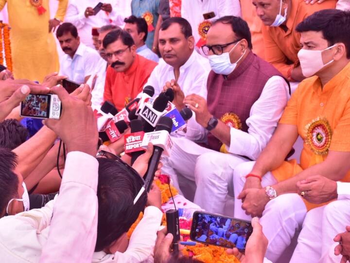 Badaun News: यूपी के कैबिनेट मंत्री ब्रजेश पाठक का एसपी-बीएसपी पर निशाना, कहा- उनके पास न एजेंडा है, न नीति UP Cabinet minister Brajesh Pathak reached Badaun and targets SP-BSP ANN Badaun News: यूपी के कैबिनेट मंत्री ब्रजेश पाठक का एसपी-बीएसपी पर निशाना, कहा- उनके पास न एजेंडा है, न नीति