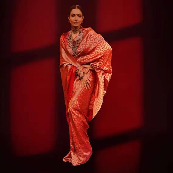 ট্র্যাডিশনাল লুকে মালাইকা। লাল বেনারসী শাড়িতে মালাইকা।