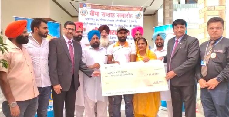 LIC honors Olympic hockey player Simranjit Singh with Rs 25 lakh check LIC ਕੰਪਨੀ ਵਲੋਂ ਓਲੰਪਿਕ ਹਾਕੀ ਖਿਡਾਰੀ ਸਿਮਰਨਜੀਤ ਸਿੰਘ 25 ਲੱਖ ਰੁਪਏ ਨਾਲ ਸਨਮਾਨਿਤ 