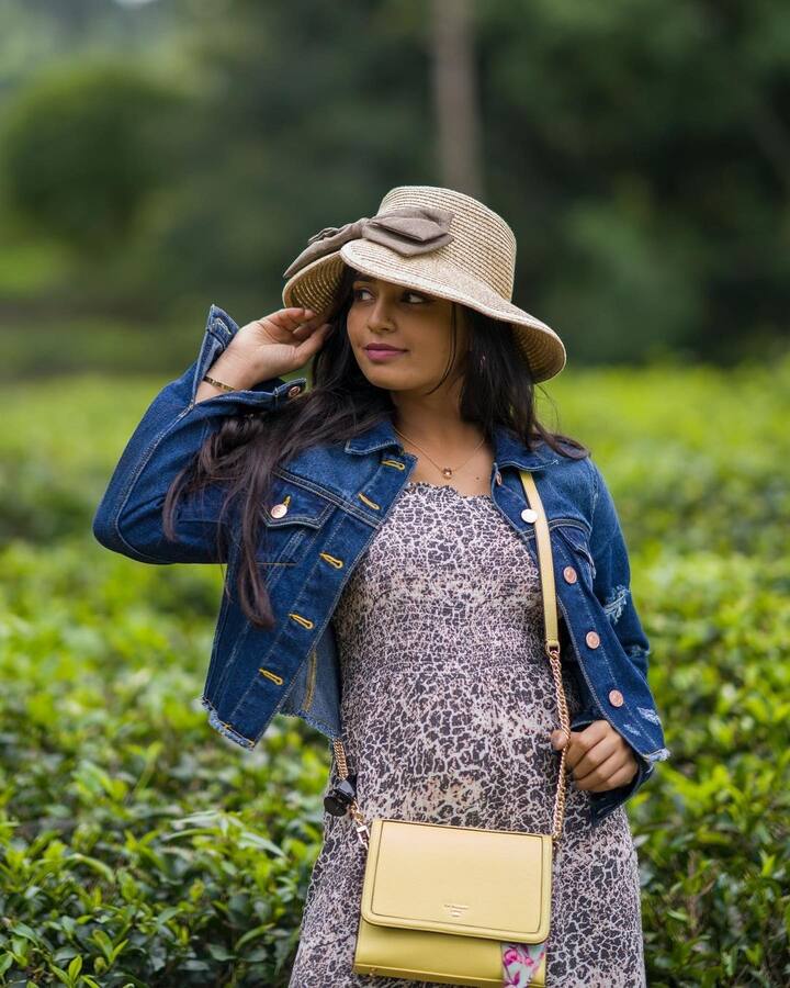 வண்ணங்களோடு மலருகிறாய் வாசனையோடு வாழுகிறாய் பறித்திடும் பொழுதிலும் சிரிக்கின்றாய்