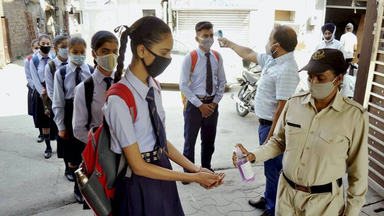Karnataka School Reopening: Schools of classes 6 to 8 to open from today amid the threat of third wave of covid-19 Karnataka School Reopening: कोविड-19 की तीसरी लहर के खतरे के बीच आज से खुले कक्षा 6 से 8 तक के स्कूल