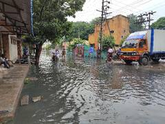 சேலம் : இரண்டு நாட்களாக பெய்துவரும் கனமழையால் சாலைகளில் வெள்ளம்...