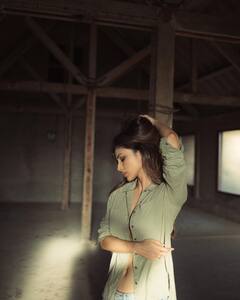 Mouni Roy Photos: शर्ट के बटन खोलकर मौनी रॉय ने कराया ग्लैमरस फोटोशूट, लुक्स पर टिक गई फैंस की नजर