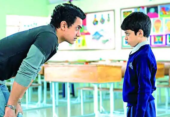 Taare Zameen Par (2007): आमिर खानचा क्लासिक चित्रपट हा शिक्षक दिनासाठी उत्तम पर्याय आहे. डिस्लेक्सिक शाळेच्या मुलाची भूमिका साकारणाऱ्या दर्शील सफारीने चित्रपटात उत्तम काम केले. आमिर खान आणि दर्शील व्यतिरिक्त, या चित्रपटात टिस्का चोप्रा, विपिन शर्मा, सचेत इंजिनिअर आणि तनय छेडा मुख्य भूमिकेत होते.