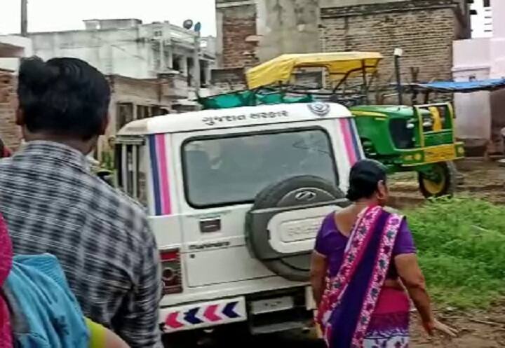 Banaskantha : family members scuffle with women helpline team after girl call to 181 Banaskantha : પ્રેમલગ્ન કરનારી યુવતીને રૂમમાં પૂરી મારી દીધું તાળું, સરકારી ટીમ પહોંચતા કર્યો હુમલો ને ....