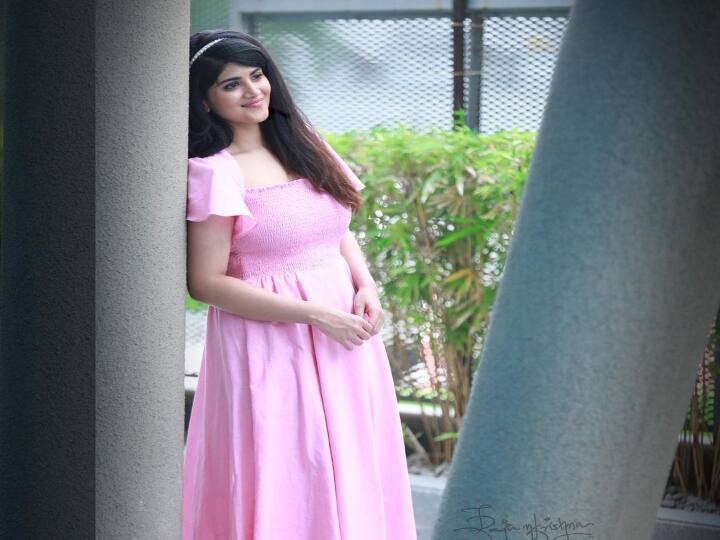 என் வீட்டில் நீ நிற்கின்றாய் அதை நம்பாமல் என்னை கிள்ளிக்கொண்டேன்