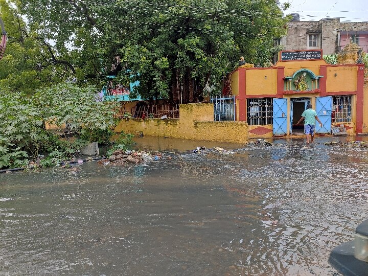 சேலம் : இரண்டு நாட்களாக பெய்துவரும் கனமழையால் சாலைகளில் வெள்ளம்...